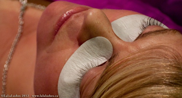 A before and after view during the lash extension procedure